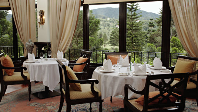 酒店的餐厅有一个超棒视角的窗户，可以远眺群山和高尔夫场，为您营造一个轻松的用餐氛围。