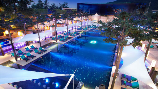 Oasis露天泳池——这个宽阔的室外泳池是首尔悦榕庄最饶富趣味的设施。其别称为Oasis（绿洲），呼应着首尔的季节变化，为宾客增添更多情趣。