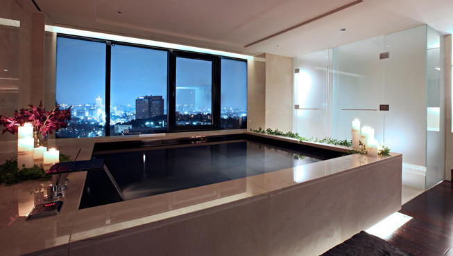 会所豪华客房——在会所豪华客房内，可浸泡于室内悦心池观赏视野更佳的都市美景，而会所套房拥有独立的卧室和客厅，宽敞浴室内配备舒适的浴缸。