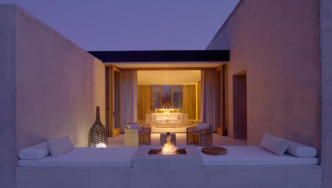 点燃客厅壁炉，在房间柔和的灯光下欣赏窗外动人美景