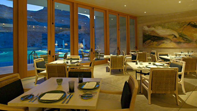 开放式厨房是餐厅的焦点，木炭烤箱将食材质朴而独特的味道传递给安缦吉里的菜肴