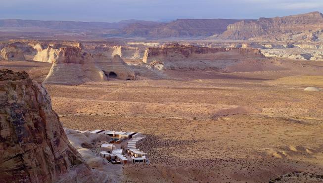 从远处望去如同在岩石里开凿的洞穴，梦想般的建筑成为壮丽风景的一部分