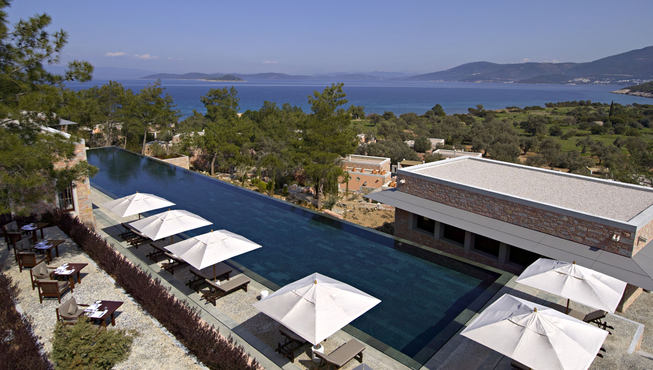 50米长的无边际泳池，装饰着土耳其南部安塔利亚的绿色大理石