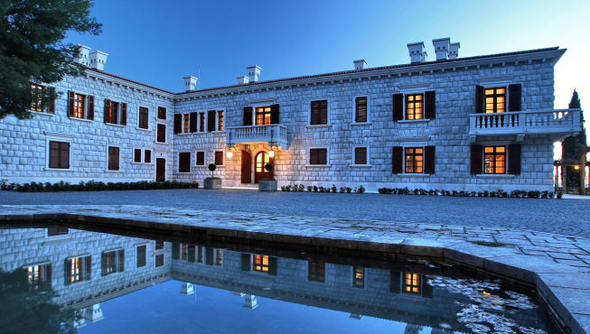 酒店坐落在黑山共和国北部的Sveti Stefan小岛上，那里风和日丽，美景如画。