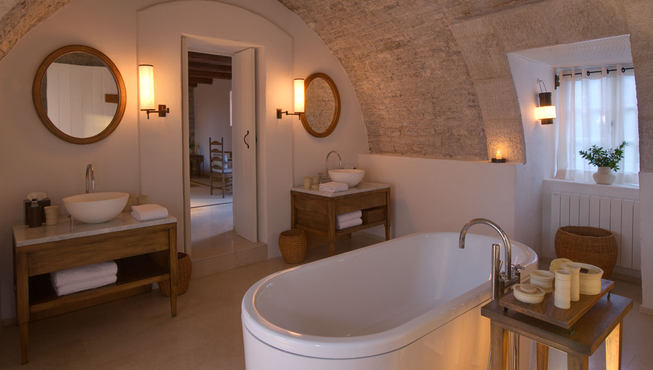 双人洗脸槽和独立的浴缸为你的居住增添了舒适度。