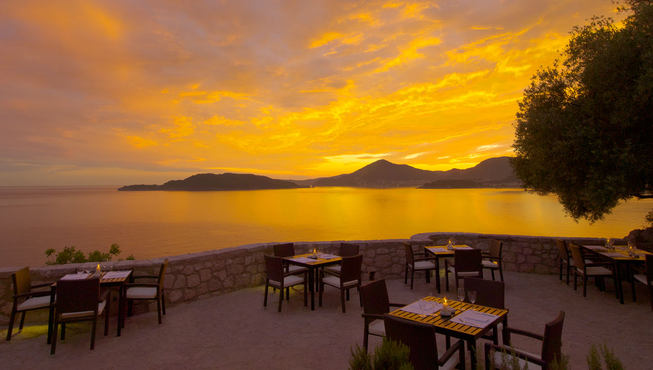 金灿灿的晚霞无比醉人，面朝大海，享受这难得的浪漫氛围。