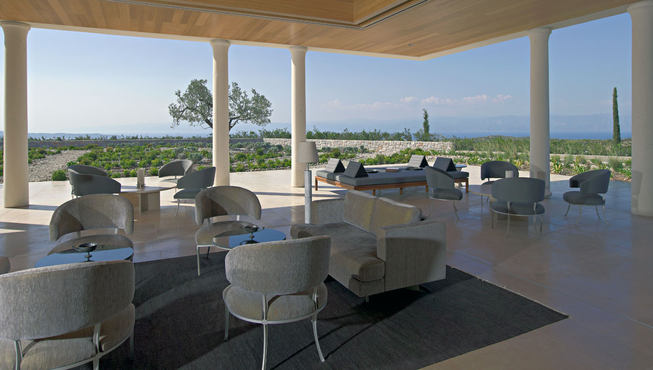 酒店的室外休息出，在众多的古迹遗址旁，享受神话般的假期