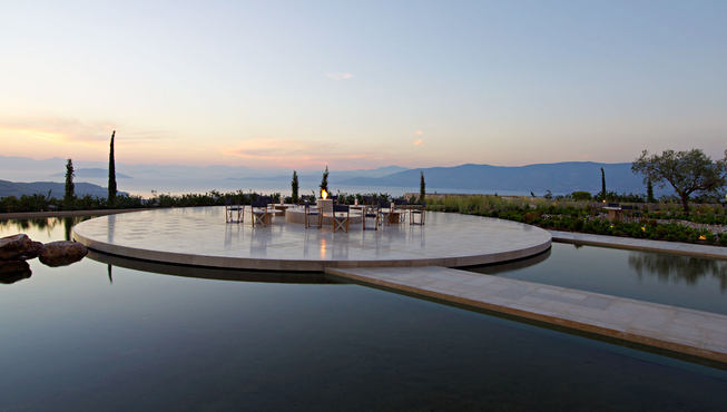 永池内的中央露台，众星捧月般的浪漫氛围