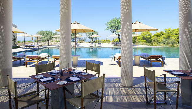 Beach俱乐部餐厅，饮一杯安静的开胃酒或是品尝美味小吃都是不错的选择