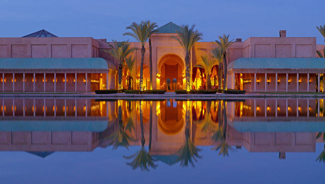 夜幕下安缦杰纳闪耀着奢华的光芒