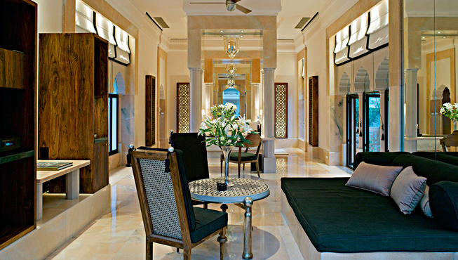 酒店共有40间别墅和套房，每一间都深具高雅的贵族气质。