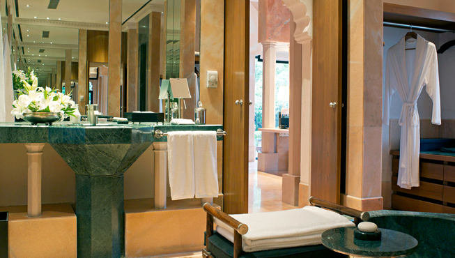 室内装饰均采用当地上好石材手工打造，每间房都有一个由绿色大理石雕刻而成的浴缸。