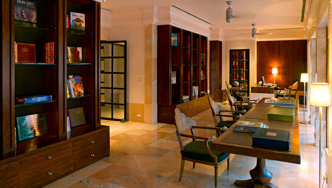 图书室位于主楼的二层，有许多关于印度历史、艺术、文化和野生动物书籍。