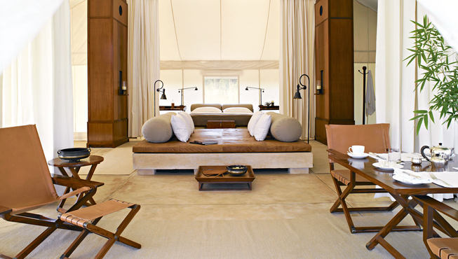 所有家具以及装饰物均有木、石、皮革等天然材料制成,透露出原始、野性的风格。