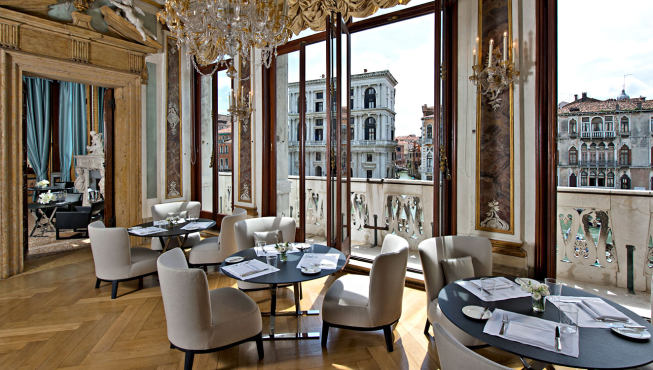 酒店位于威尼斯最古老的城区，仿佛一迈步就能走进历史中。