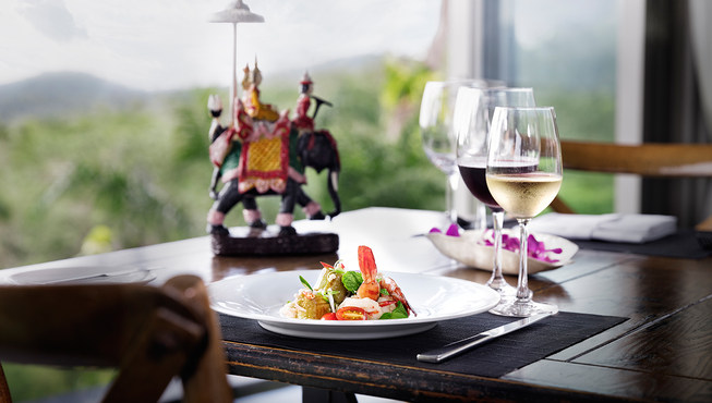 餐厅内提供高棉本地与西式美食。