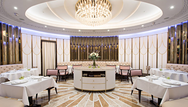 Ovel餐厅仅有28个餐位，主厨Stefano Stecca和他的团队，竭诚为游客提供传统的意大利美食