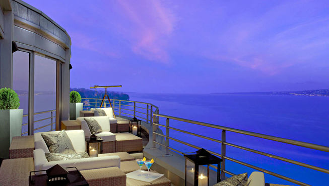 顶楼皇家套房的露台，远处的海天一线，怎是惊叹可以形容的