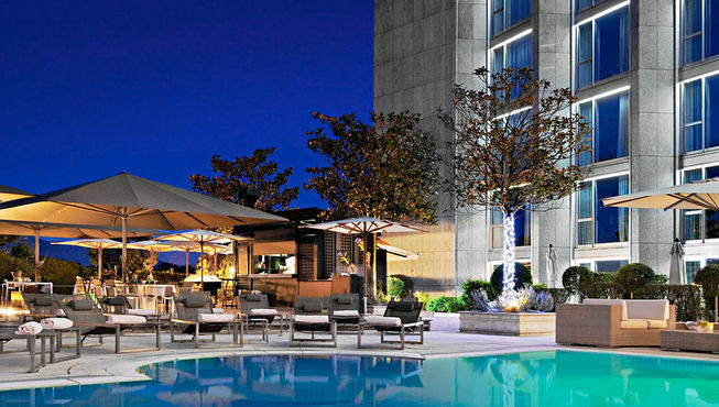 夜幕下的威尔逊总统酒店闪耀着无尽的光芒