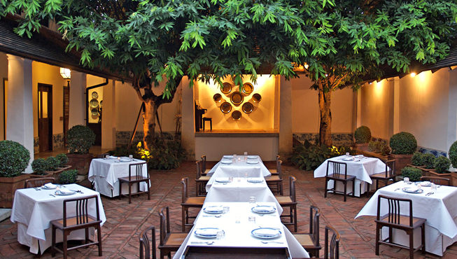 餐厅的菜单有泰国各地的美味，同时也有来自于全世界的的葡萄酒。