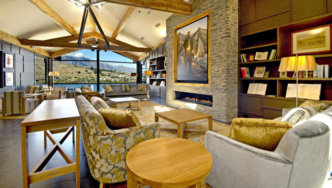 在酒廊和休息厅区域内您可以坐在超大的落地窗旁尽情欣赏和享受瓦卡蒂普湖的绝妙景观