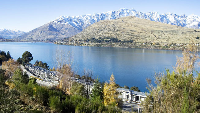 邻湖的环境使得酒店周边祥和静谧，是休闲度假的理想场所