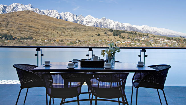 午茶时光，湖光山景美景尽收眼底