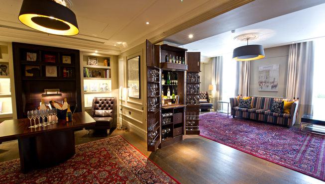 舒适的沙发，温馨的壁炉，以及百老汇时代的各类书籍，属于这里的慵懒时光