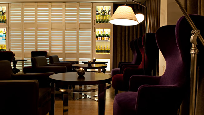 香槟沙龙洋溢着浓重的艺术气息