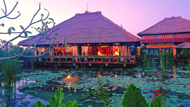酒店位于巴厘岛西南海岸的Canggu海滩上