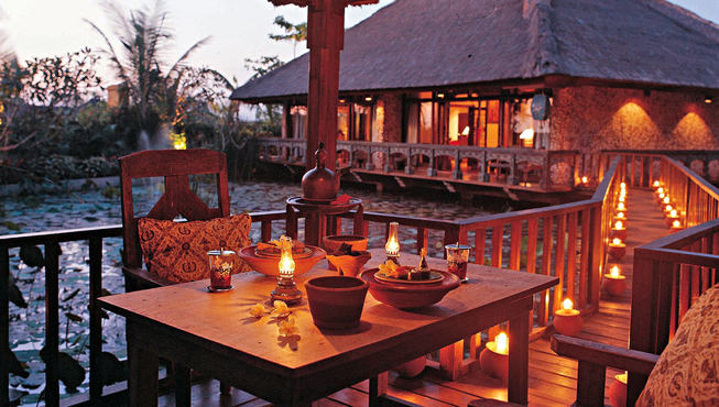 Puri Le Mayeur套房私人用餐厅,水池漂浮着美丽的荷花