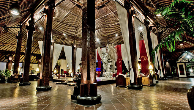 大堂一尊嘉鲁达神鸟石雕伸展着巨大的翅膀