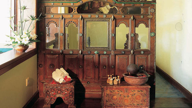 酒店一角,古香古色的家具别有韵味