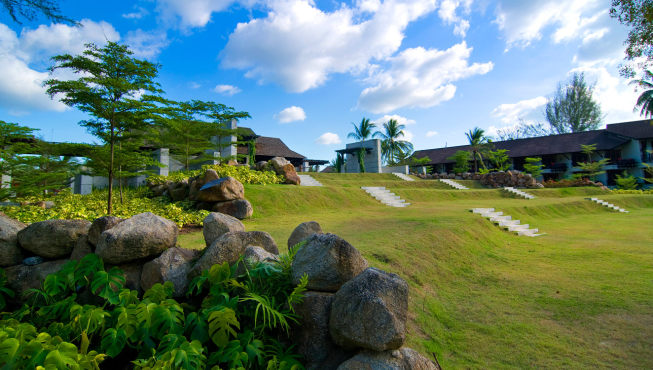 酒店由世界知名建筑师、室内设计师暨园景设计师Bill Bensley操刀，风格融会现代建筑及泰国传统特色。