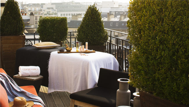 客房露台可以看到俯瞰巴黎街景和埃菲尔铁塔。