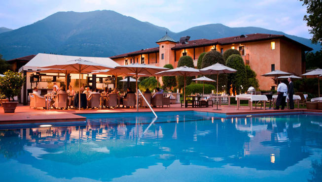 酒店被一个地中海花园所环绕