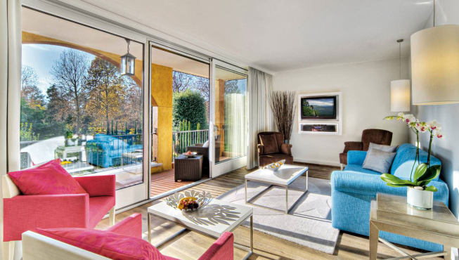 现代设计的套房宽敞舒适，独立的休息区和室外露台，您的家外之家