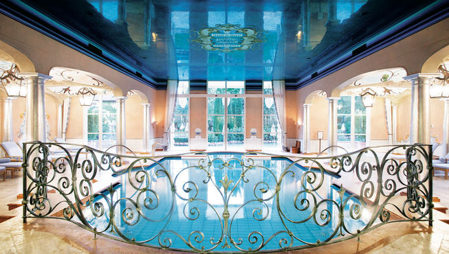 无论是气氛迷人的室内还是仿若地中海花园中的室外泳池，都可以随心所欲的畅游