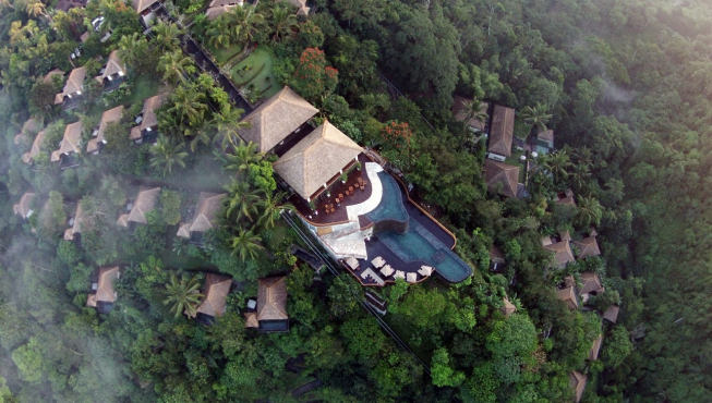 酒店外景——酒店本身被茂密的古树及可以俯瞰Ayung河的山崖所围绕，缆车连接着餐厅、图书馆、酒吧等酒店的各处设施，所以整个酒店就似盖在空中的秘密花园。