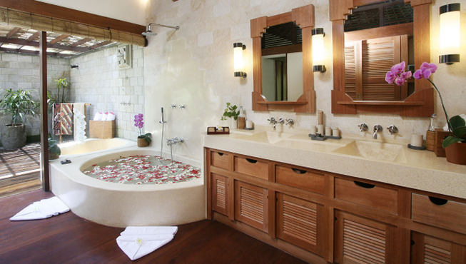 浴室宽敞雅致又浪漫，有双人洗面台、超大浴缸和独立的户外淋浴房。
