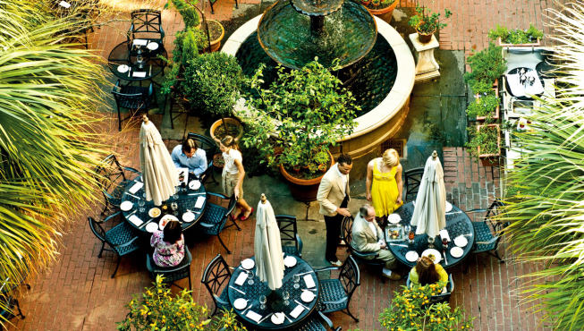 Palmetto Cafe 餐厅——在这里用餐就好像在热带雨林里吃饭一样，你的四周都是葱郁的棕榈树。