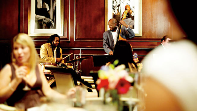 Charleston Grill 餐厅——餐厅有现场的爵士乐演奏，边吃边听，你已置身那辉煌的年代。