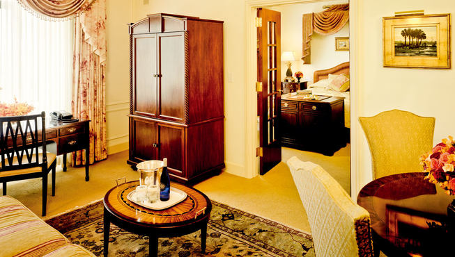 俱乐部单卧室套房（Club One Bedroom Suite）——这些套房刚刚经过翻新装修，客厅里有时髦的家具、一个餐桌和小吧台。