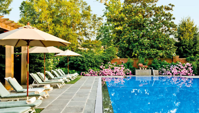 泳池——花园里的围墙是由砖块砌成的，风景一片大好，在花园中央，有个容量为94000加仑的恒温游泳池，来这里游个泳会给你带来轻松惬意的感受。