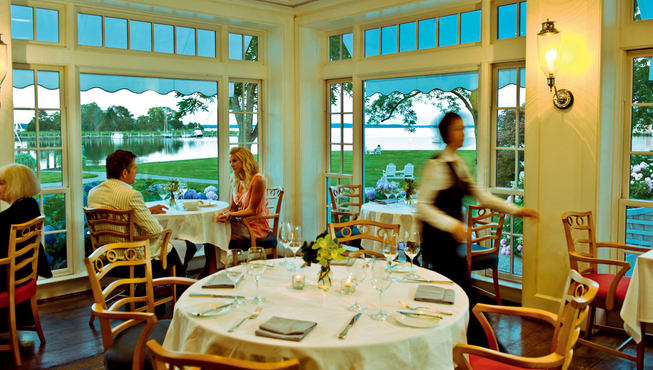 Sherwoods-Landing 餐厅 ——位于酒店主楼层的Sherwood's Landing餐厅具有俯瞰 Miles River 的绝佳位置，你可慵懒地在岸边享受三餐。