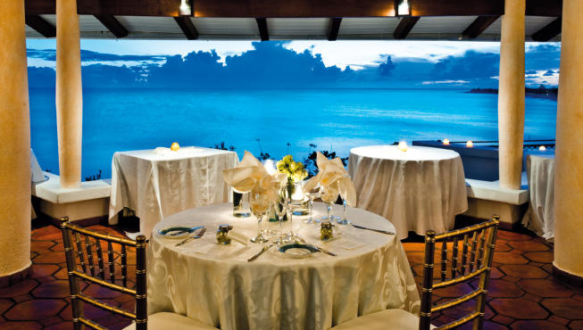 酒店餐厅——临海就餐，享受美食的同时欣赏美丽景色。