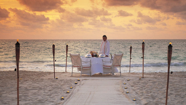 超酷用餐体验——酒店的沙滩被评为世界上最美丽最浪漫的沙滩，在沙滩上用餐是最特别的体验。