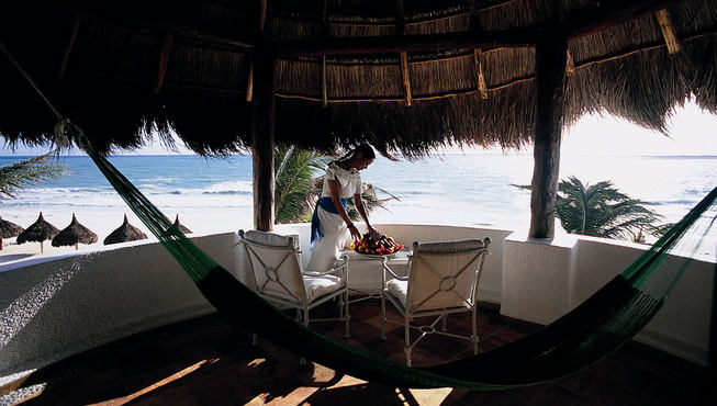 海景主人套房（Ocean View Master Suite）——加勒比海的壮丽景色在这里隆重呈现。套房中配备了宽敞的浴室和独立的浴缸及淋浴设备。