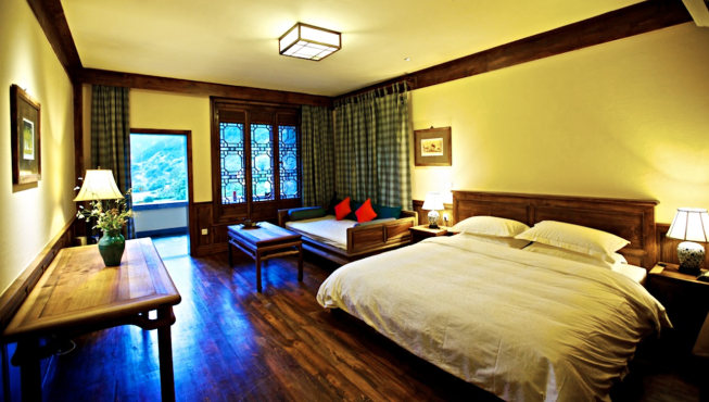 高级房——酒店的房间都能远观澜沧江，欣赏壮丽美景。