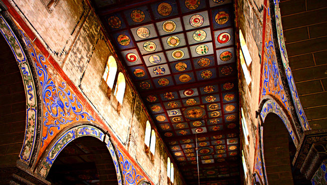 茨中天主教堂——教堂已经走过了百年的历史，墙上美丽而斑驳的壁画仿佛在向人们诉说着以前的历史。